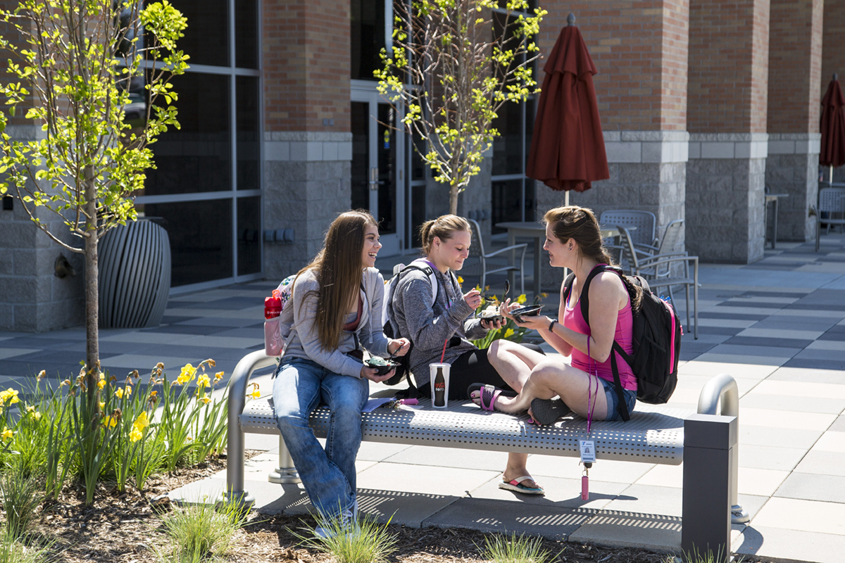 student-life-students-eating-bench-outdoors-sheridan-college-wyoming student life students eating at bench outdoors at sheridan college wyoming