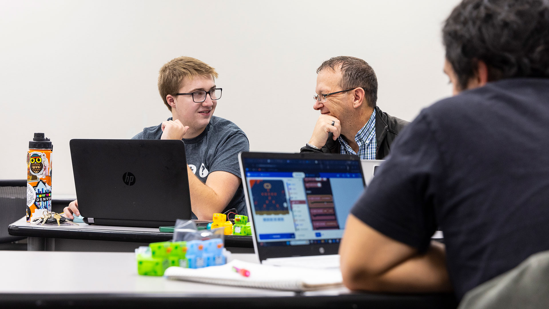 Computers24_7248-1920x1080 Student and instructors at Sheridan College